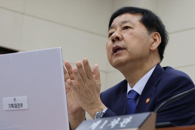구윤철 부총리 겸 기획재정부 장관이 6일 국회 기획재정위원회 전체회의에서 한미 관세 협상 관련 현안 질의에 답하고 있다 사진연합뉴스