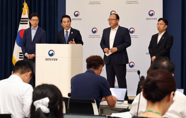 국정기획위원회 박수현 국가균형성장특별위원회 위원장왼쪽 두 번째이 5일 정부세종청사 민원동 공용브리핑실에서 기자들의 질문에 답하고 있다 사진연합뉴스