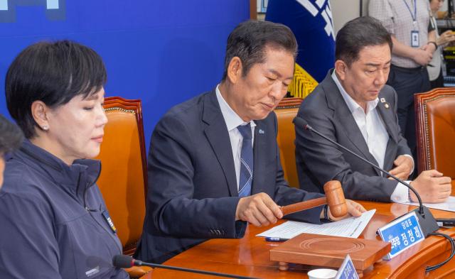 정청래 더불어민주당 대표가 6일 국회에서 열린 최고위원회의에서 의사봉을 두드리며 개회를 선언하고 있다 사진연합뉴스