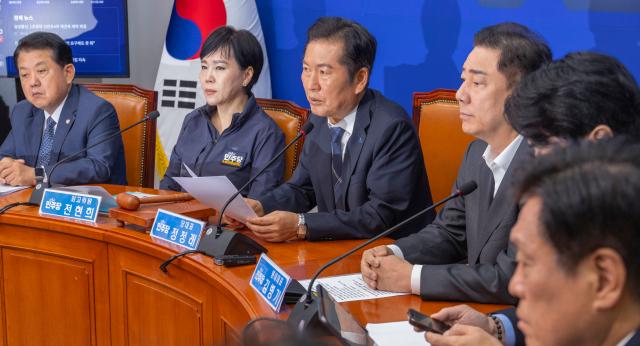 정청래 더불어민주당 대표가 6일 국회에서 열린 최고위원회의에서 발언을 하고 있다 사진연합뉴스