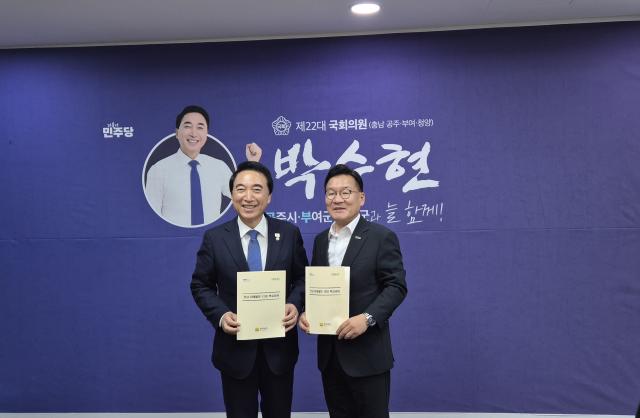 강위원 전남도 경제부지사가 지난 5일 국회를 방문해 국정기획위원회 박수현 균형성장특별위원장 등을 만나 지역 핵심 현안을 새 정부 국정과제에 반영해 줄 것을 건의했다사진전남도