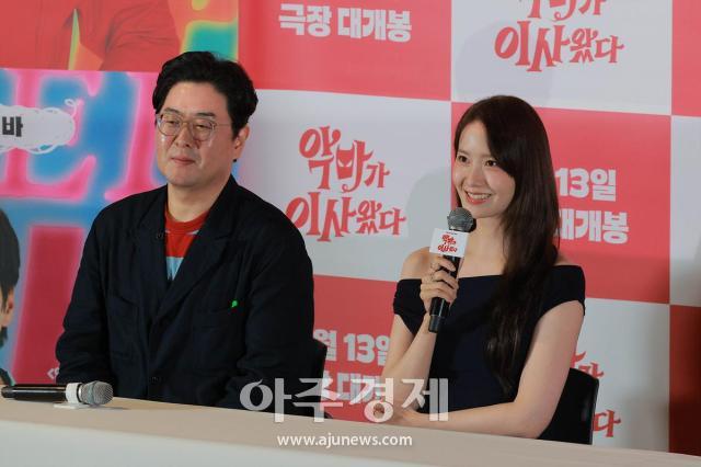 이상근 감독과 배우 임윤아가 6일 오후 서울 용산구 CGV 용산아이파크몰에서 열린 영화 악마가 이사왔다 언론시사회에 참석해 소감을 말하고 있다 20250806사진유대길 기자 dbeorlf123ajunewscom