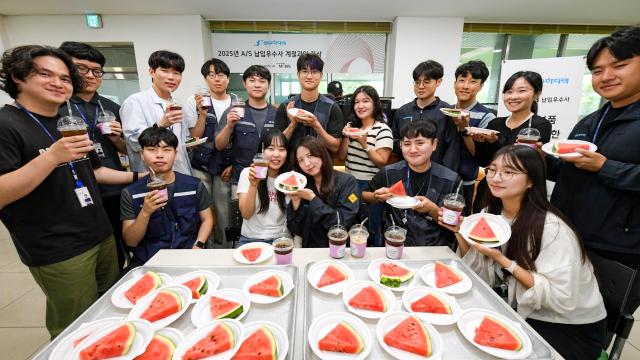 현대모비스가 경남 양산시에 위치한 성우하이텍 양산공장을 방문해 계절과일과 커피차를 증정했다 올해 AS 공급 우수협력사 격려 행사는 9일까지 전국 200개 협력사를 대상으로 계속된다