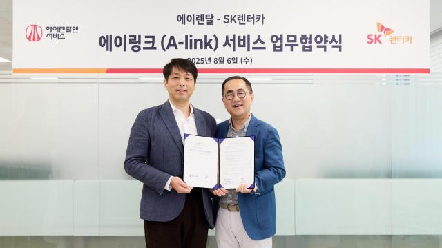 왼쪽부터 이상윤 에이렌탈앤서비스 대표이사와 이정환 SK렌터카 대표이사가 지난 6일 서울 강서구 에이렌탈앤서비스 본사에서 열린 협약식에서 기념사진을 촬영하고 있다 사진SK렌터카