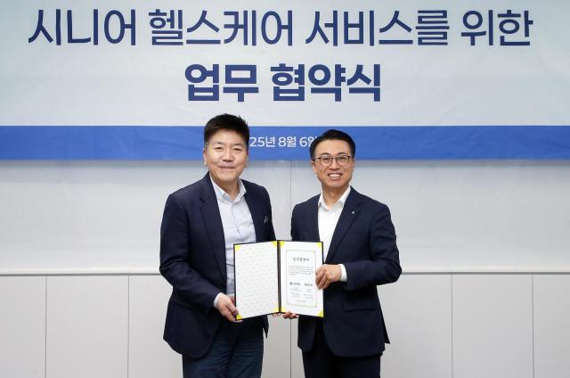 지난 6일 서울 여의도 소재 GC케어 본사에서 GC케어와 시니어 헬스케어 서비스를 위한 업무협약을 체결하고 강대오 신한은행 자산관리솔루션그룹장오른쪽과 김진태 GC케어 대표가 기념 촬영하는 모습 사진신한은행
