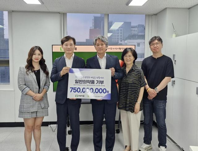 왼쪽부터 강선주 부광약품 CHC사업본부 대리 권순일 상무 이경주 서울지역자활센터협회 협회장 이현선 부협회장 박진수 부협회장이 기부금 전달 기념사진을 촬영하고 있다 사진부광약품