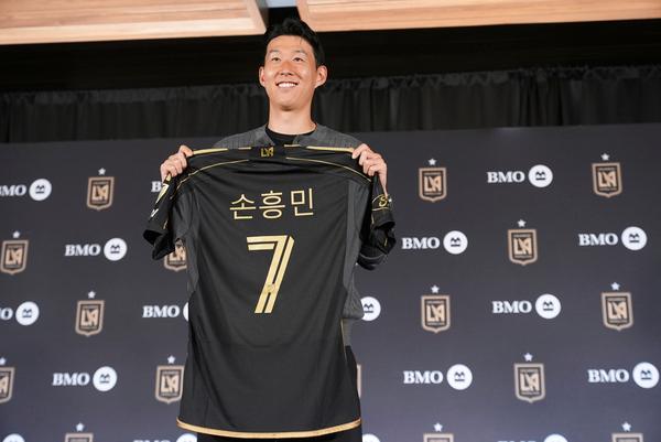 7일 손흥민이 미국프로축구 메이저리그사커MLS 로스앤젤레스LAFC로 이적했다 MLS 사무국에 따르면 손흥민의 이적료는 최대 2650만 달러368억원로 MLS 역대 최고액이다 사진연합뉴스·로이터