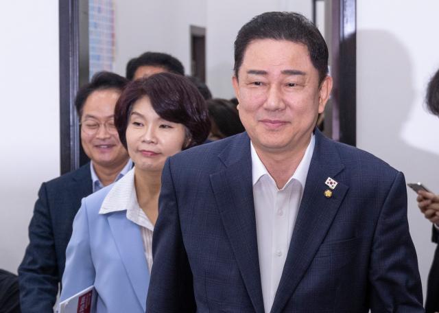 김병기 더불어민주당 원내대표와 한정애 정책위의장을 비롯한 원내지도부들이 7일 오전 국회에서 열린 원내대책회의에 입장하고 있다 사진연합뉴스