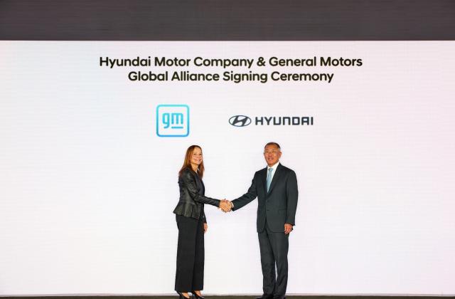 왼쪽부터 메리 바라Mary Barra GM 회장 겸 CEO와 정의선 현대차그룹 회장