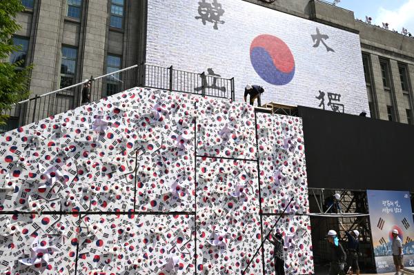 서울광장에 조성 중인 태극기 언덕과 서울도서관 전면 꿈새김판에 전시된 안중근 열사의 ‘단지동맹 혈서 태극기’ 모습 사진서울시