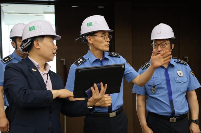 김성종 동해지방해양경찰청장가운데이 2025년 10월 경주에서 개최될 ‘APEC 정상회의’의 완벽한 경호 안전 확보를 위한 선제적인 현장점검에 나서고 있다 사진동해해경청