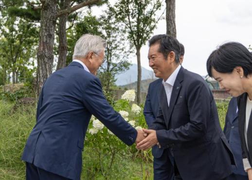 文, 정청래 만나 지방선거 승리 당부 부울경 매우 고무적…TK 변화 기대