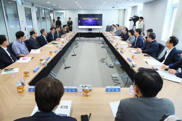 국정기획위원회가 7일 서울대 AI 연구원과 관악S밸리를 방문해 지원방안 등을 논의했다사진국정기획위원회