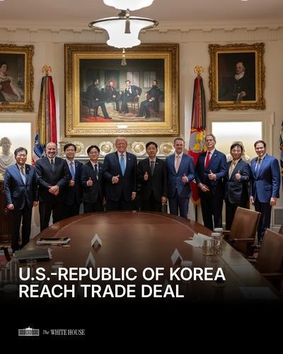 Tổng thống Hoa Kỳ Donald Trump chụp ảnh tập thể với các nhà đàm phán của chính phủ Hàn Quốc tại Nhà Trắng ở Washington DC vào ngày 30 tháng 7 giờ địa phương sau khi đạt được thỏa thuận thương mại ẢnhTài khoản X của Nhà Trắng