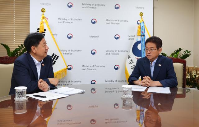 이철우 경북도지사가 7일 정부서울청사에서 구윤철 경제부총리를 만나 경북의 주요 핵심 국가투자사업 국비 지원을 건의하고 있다 사진경상북도