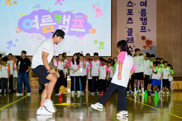 제일기획은 7일 삼성화재 글로벌캠퍼스 다목적홀경기 고양시에서 삼성 다문화청소년 스포츠 클래스 여름캠프를 개최했다 서울 삼성 썬더스 농구단 저스틴 구탕 선수와 학생들이 함께 제기차기를 하고 있는 모습 사진제일기획