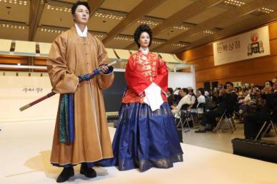 韩流明星演绎韩服之美