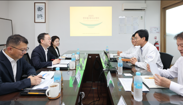 이명구 관세청장왼쪽 가운데이 7일 오전 전북 김제에 소재한 농업회사법인주 한우물을 방문해 업체관계자들과 간담회를 개최하고 있다 사진관세청