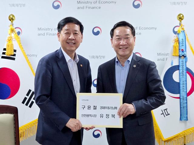 유정복 인천광역시장이 7일 정부서울청사에서 구윤철 경제부총리에게 건의사항을 전달하고 있다 사진인천시
