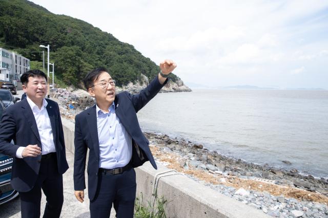 김윤덕 국토교통부 장관오른쪽과 이윤상 건설공단 이사장이 7일 부산 강서구 가덕신공항 부지를 둘러보고 있다 사진연합뉴스