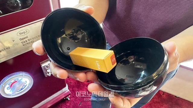 라카 플래그십 스토어 2층에 위치한    존에서는 입장 시 받는 코인으로 라카의 제품을 랜덤으로 뽑아볼 수 있다 사진김아령 