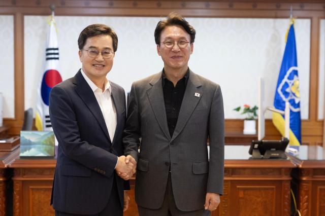 7일 오후 정부서울청사 국무총리실에서 김동연 경기도지사가 김민석 국무총리와 기념촬영을 하고 있다 사진경기도