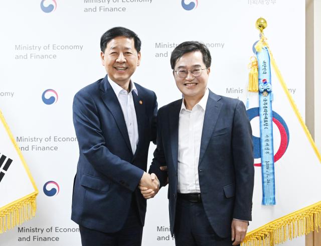7일 오후 정부서울청사 경제부총리실에서 김동연 경기도지사가 구윤철 경제부총리와 기념촬영을 하고 있다 사진경기도