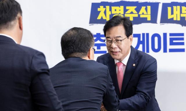 송언석 국민의힘 비상대책위원장 겸 원내대표가 8일 국회에서 열린 원내정책회의에 입장해 의원들과 인사하고 있다 사진연합뉴스