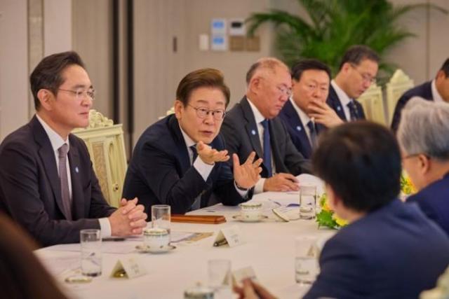 Tổng thống Lee Jae-myung đang phát biểu tại cuộc họp với 6 tổ chức kinh tế và lãnh đạo doanh nghiệp được tổ chức tại Văn phòng Tổng thống ở Yongsan Seoul vào ngày 1362025 ẢnhVăn phòng Tổng thống