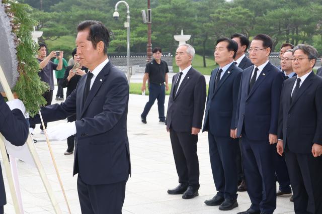 정청래 더불어민주당 대표가 8일 광주 북구 국립 5·18 민주묘지를 찾아 헌화하고 있다 사진연합뉴스