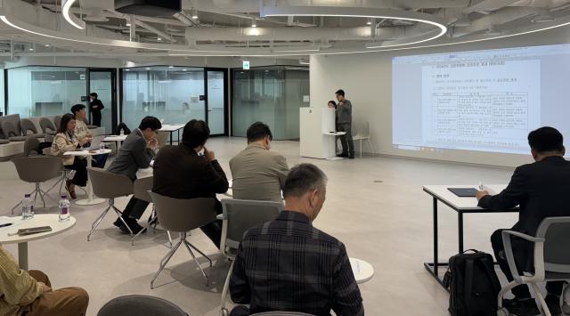 K-MEDI hub가 의료용 로봇 등 의료용 전기기기에 대한 국가표준 개정안을 식품의약품안전처에 제출했으며 IECTC 62SC D 분과의료용 전자기기 1차 전문위원회 회의 현장이다 사진케이메디허브