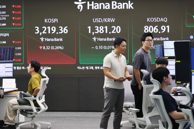 8일 서울 중구 하나은행 딜링룸에서 직원들이 업무를 보고 있다 사진연합뉴스