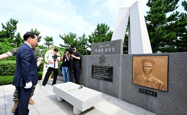 유정복 인천광역시장이 8일 섬의날을 기념해 옹진군 연평면을 방문해 연평도 포격전 전사자 위령탑을 참배하고 있다 사진인천시