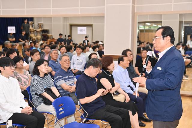 7일 미사2동 행정복지센터 열린 ‘한강교량가칭 선동대교수석대교’ 실시설계안 주민설명회에서 이현재 하남시장이 한강교량 신설과 관련해 발언하고 있다 사진하남시