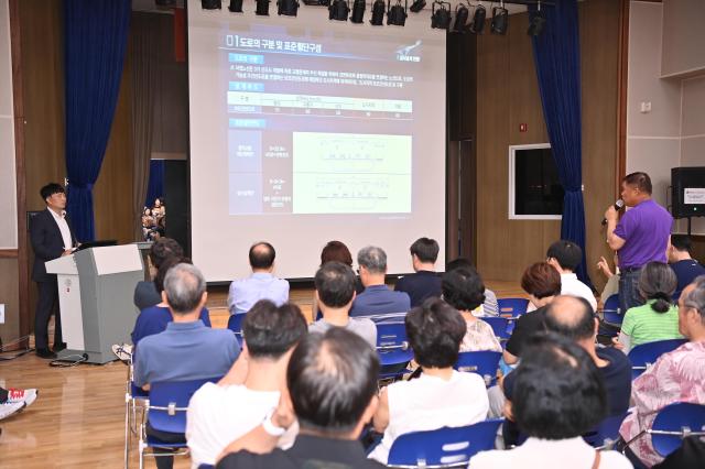 7일 미사2동 행정복지센터 열린 ‘한강교량가칭 선동대교수석대교’ 실시설계안 주민설명회에서 사업 시행기관인 LH소속 직원이 실시설계와 관련해 주민과 질의응답을 나누고 있다 사진하남시