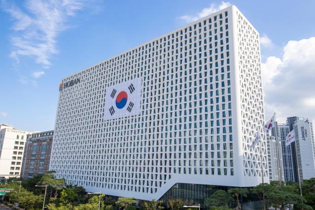 호반그룹이 광복 80주년을 맞아 함께 기억하다 캠페인을 진행하고 본사 사옥 외벽에 대형 태극기를 걸었다 사진호반그룹