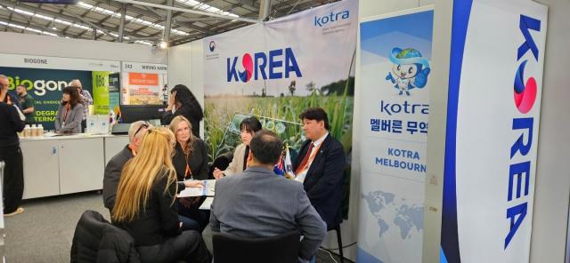 미래 농업 전시회FutrueAG Expo 한국관에서 국내 스마트팜 기업과 호주 농업 바이어가 수출 상담을 하고 있다 사진코트라
