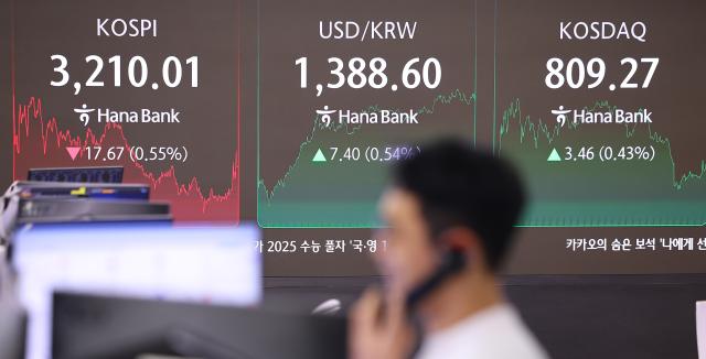 지난 8일 서울 중구 하나은행 본점 딜링룸에 지수가 표시돼 있다 사진연합뉴스