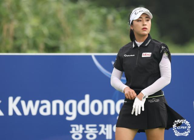 윤이나는 8일 제주도 서귀포시 사이프러스 골프리조트파72에서 열린 한국여자프로골프KLPGA 투어 제주삼다수 마스터스총상금 10억원 2라운드에서 보기 없이 버디만 8개를 잡아 8언더파 64타를 쳤다 사진KLPGA