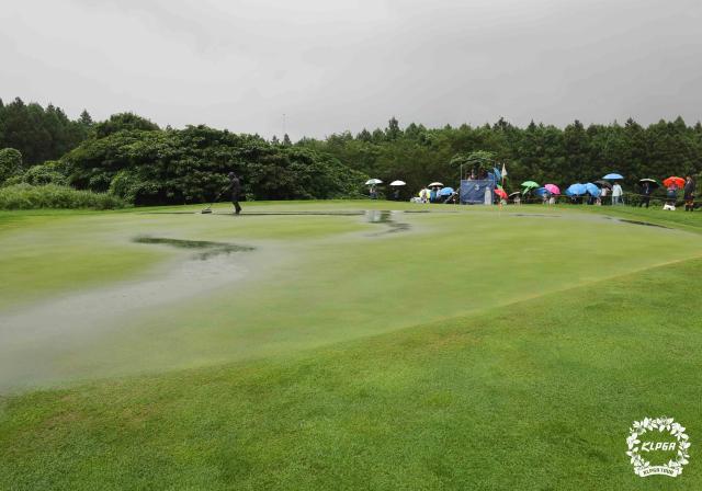 한국여자프로골프KLPGA 투어 하반기 첫 대회인 제주삼다수 마스터스총상금 10억원 셋째 날 경기가 강우로 인해 일시 중단됐다 사진KLPGA
