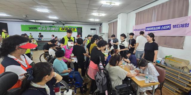 경남 창녕 온누리수련원 ‘2025 척수장애인 여름 캠프’에서 대구보건대학교 학생이 건강 개선 체험 부스를 운영하고 있다 사진대구보건대학교