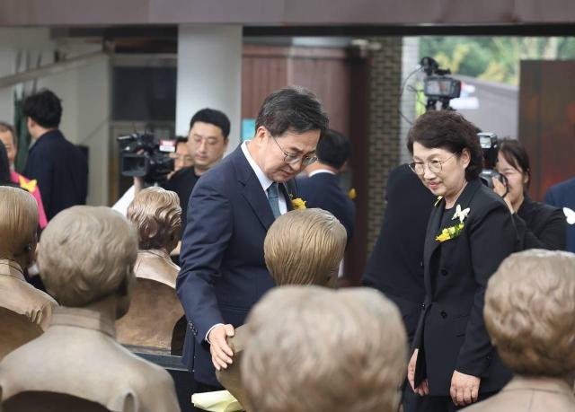 9일 오전 경기도 광주시 나눔의집에서 열린 2025년 일본군 위안부 피해자 기림의 날 기념식에서 김동연 경기도지사가 일본군 위안부 피해자 할머니들 흉상을 살펴보고 있다 사진경기도