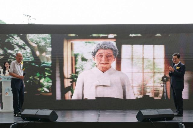9일 오전 경기도 광주시 나눔의집에서 열린 2025년 일본군 위안부 피해자 기림의 날 기념식에서 김동연 경기도지사가 AI 기술로 복원 된 김순덕 할머니와 대화하고 있다 사진경기도