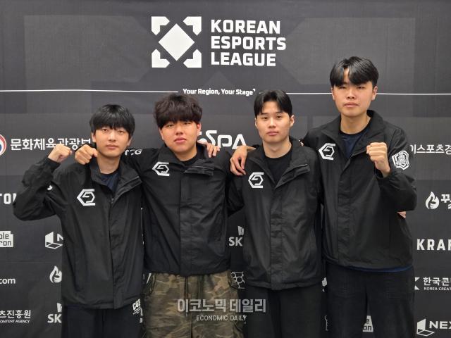 인터뷰 후 경남 리스타트 CG팀이 승리의 세레모니 포즈를 취하고 있다 사진선재관 기자