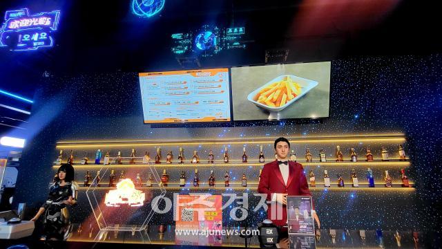 8일 중국 베이징 이좡경제기술개발구에 오픈한 로봇 테마 레스토랑 로봇 불꽃연구소에 들어서자 휴머노이드 로봇 웨이터와 바텐더가 반긴다 사진배인선 기자