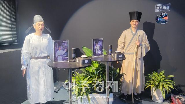 로봇 테마 레스토랑 한켠에 서 있는 중국 고대 시인 이백왼쪽과 소동파를 닮은 휴머노이드 로봇 사진배인선 기자
