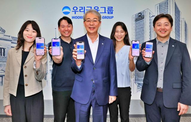 임종룡 우리금융그룹 회장가운데이 지난 6일 유니버설뱅킹 신규 가입자 100만명 돌파를 기념해 직원들과 사진을 촬영하고 있다 사진우리금융그룹
