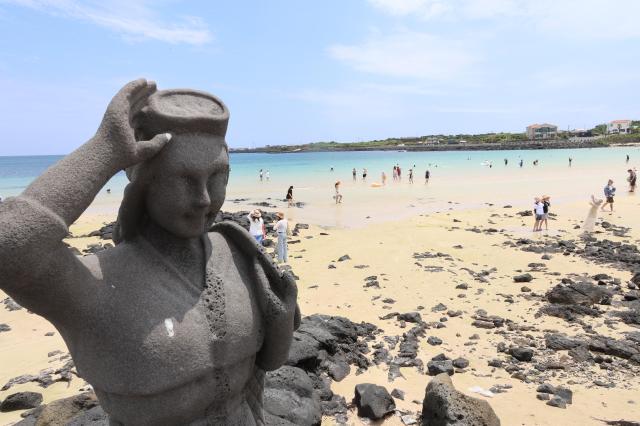 3日，在济州市海滩避暑的游客。【图片来源 韩联社】