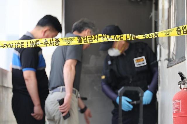 10일 대구 동구 아파트에서 방화가 의심되는 불이 나 일가족 3명이 숨진 가운데 경찰이 현장을 확인하고 있다 사진연합뉴스