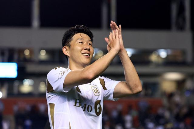 10일 손흥민이 미국프로축구 메이저리그사커MLS 로스앤젤레스FCLAFC 데뷔전에서 동점 페널티킥을 유도하며 팀의 무승부에 기여했다 사진연합뉴스·로이터